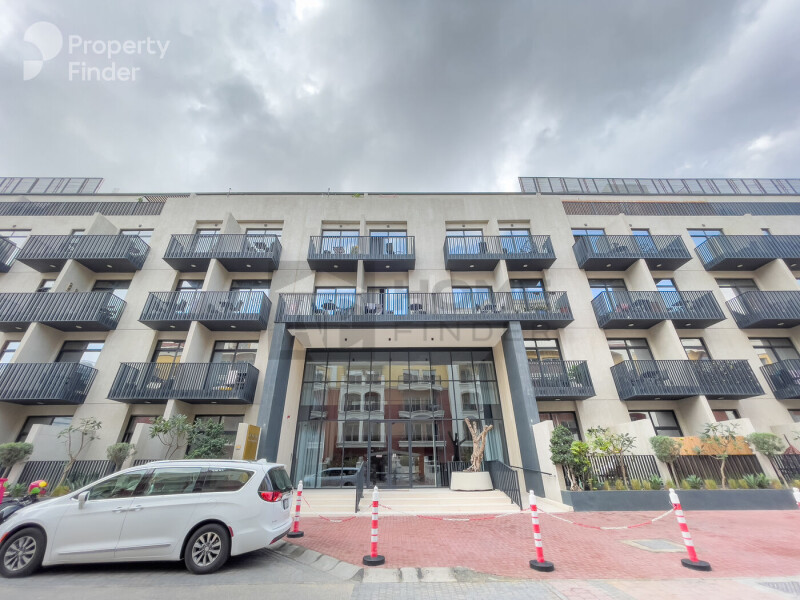 Apartment for Sale in Beverly Residence 1 - Jumeirah Village Circle, Dubai - Fully Renovated Interior | Community View | Vacant at 630000 AED